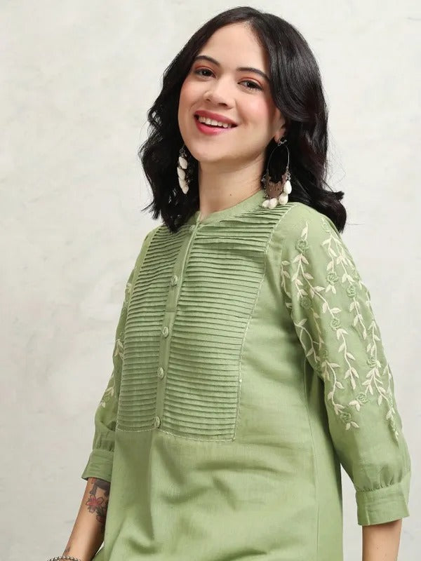 Women Green Embroidered Kurta With Trousers
