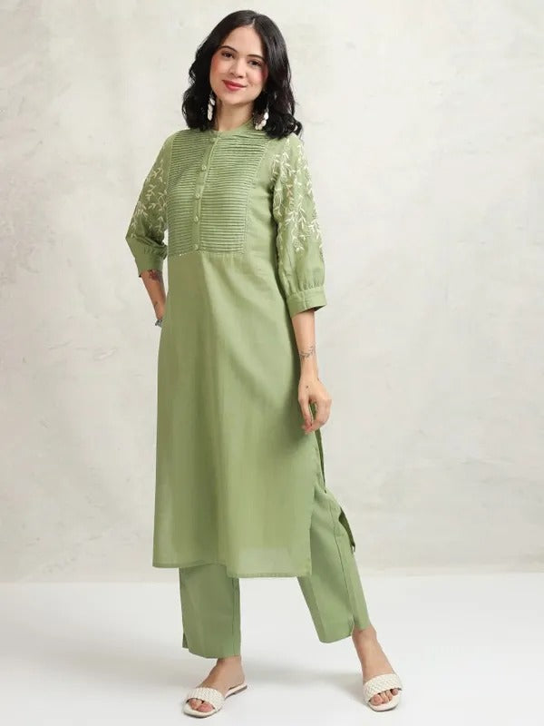 Women Green Embroidered Kurta With Trousers