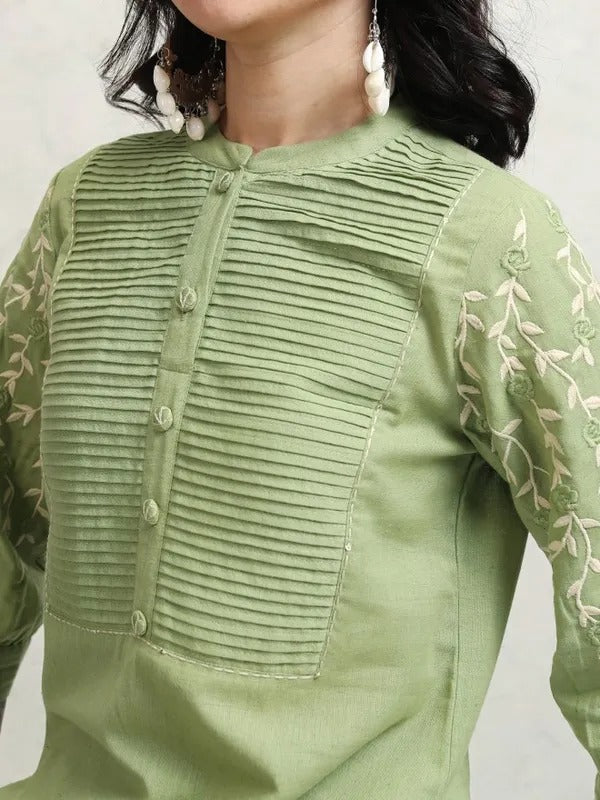 Women Green Embroidered Kurta With Trousers
