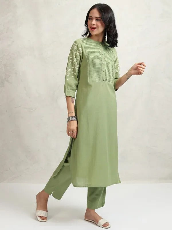 Women Green Embroidered Kurta With Trousers