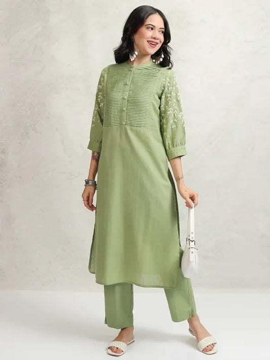 Women Green Embroidered Kurta With Trousers